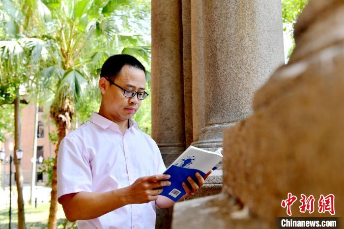圖為福建師范大學(xué)教育學(xué)院臺(tái)灣教師陳昭志正在看書?！蚊?攝