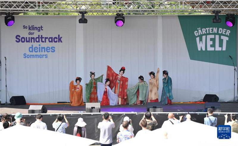 7月8日，在德國(guó)柏林世界公園，漢服愛(ài)好者進(jìn)行漢服展示。新華社記者 任鵬飛 攝