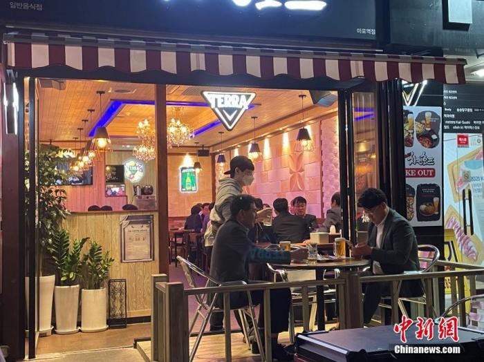 資料圖：韓國(guó)首爾市民在餐館用餐。 <a target='_blank' href='/' _fcksavedurl='/'><p  align=