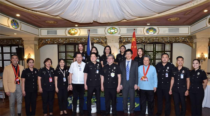 7月10日，菲律賓移民官員中文培訓(xùn)班在菲移民局總部正式開(kāi)班。中國(guó)駐菲律賓大使館供圖。