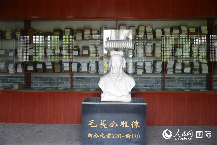 河間詩經(jīng)齋毛萇雕像。雕像后書櫥中陳列的是歷代各版本《詩經(jīng)》及譯本。 人民網(wǎng) 趙昭攝