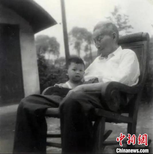 陳望道與幼年的陳曉帆?！￡悤苑﹫D