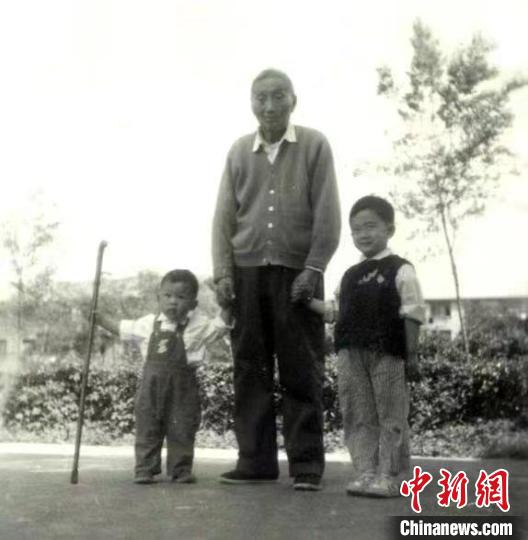 陳望道與幼年的陳曉帆(左)、陳曉帆的哥哥一起合影?！￡悤苑﹫D