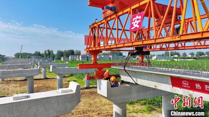 長25米重80噸的箱梁平穩(wěn)、精準(zhǔn)地落在S314分離式立交橋25號和26號墩上。　劉玉才 攝