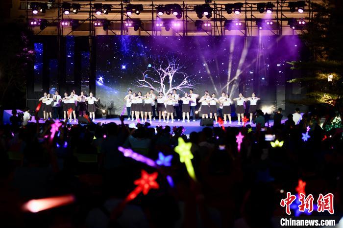 合唱表演《夜空中最亮的星》。　王東明 攝