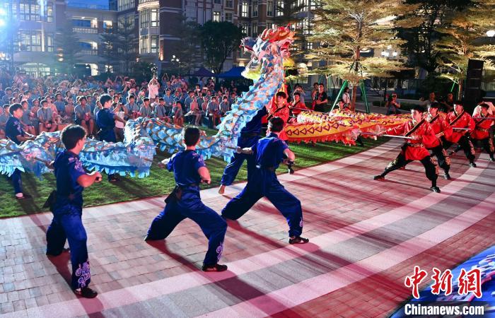 兩岸青少年同臺呈現(xiàn)龍獅表演。　王東明 攝