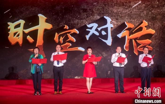 陶侃與陳望道之孫陳曉帆、顏福慶之孫顏志淵、榮毅仁侄女榮智豐深情朗誦《與統(tǒng)戰(zhàn)先輩的時(shí)空對(duì)話》?！堦?攝