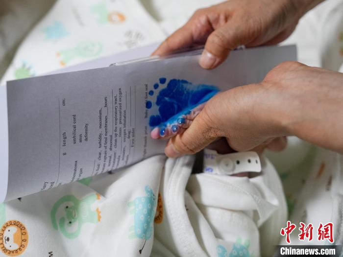 醫(yī)護(hù)人員為新生兒留下腳印?！?攝