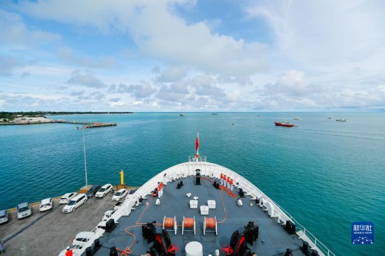 7月22日，中國海軍“和平方舟”號醫(yī)院船駛離基里巴斯首都塔拉瓦。當?shù)貢r間22日上午10時，執(zhí)行“和諧使命-2023”任務的中國海軍“和平方舟”號醫(yī)院船圓滿結(jié)束對基里巴斯的首次訪問，駛離基里巴斯首都塔拉瓦，前往本次任務的第二站湯加努庫阿洛法港。新華社發(fā)（黎宇 攝）