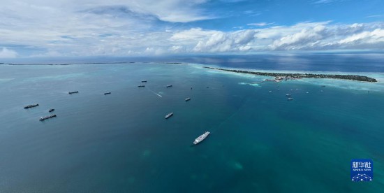 7月22日，中國海軍“和平方舟”號醫(yī)院船結(jié)束基里巴斯訪問，駛離塔拉瓦港。新華社發(fā)（桂江波 攝）