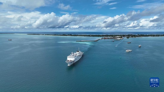7月22日，中國海軍“和平方舟”號醫(yī)院船結(jié)束基里巴斯訪問，駛離塔拉瓦港。新華社發(fā)（桂江波 攝）