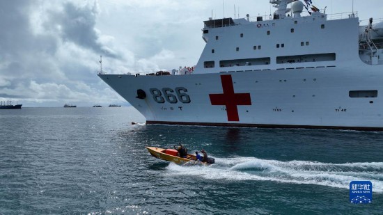 7月22日，中國海軍“和平方舟”號醫(yī)院船駛離塔拉瓦港途中，基里巴斯當?shù)孛癖婑{船揮手告別。新華社發(fā)（桂江波 攝）