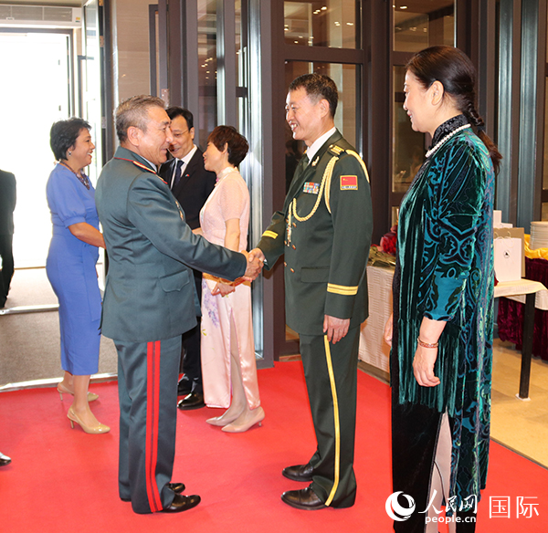 國防武官胡德君大校迎接賓客。人民網(wǎng)記者李強攝