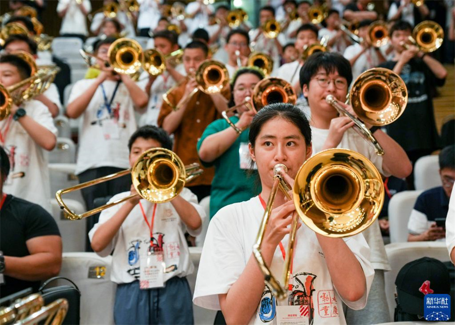 8月1日，在第九屆中國國際低音銅管藝術(shù)節(jié)的一場公益大師課上，低音銅管樂器愛好者在練習(xí)長號。新華社記者 劉潺 攝