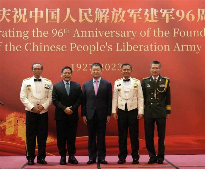 圖為陸慷大使與印尼貴賓合影。中國(guó)駐印度尼西亞使館供圖