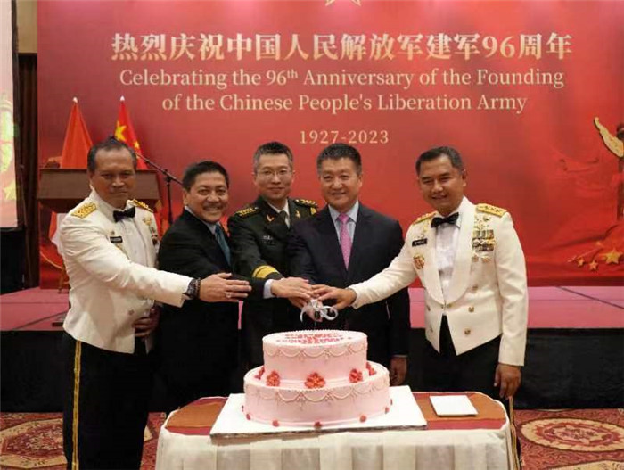 圖為陸慷大使與印尼貴賓共切生日蛋糕。中國(guó)駐印度尼西亞使館供圖