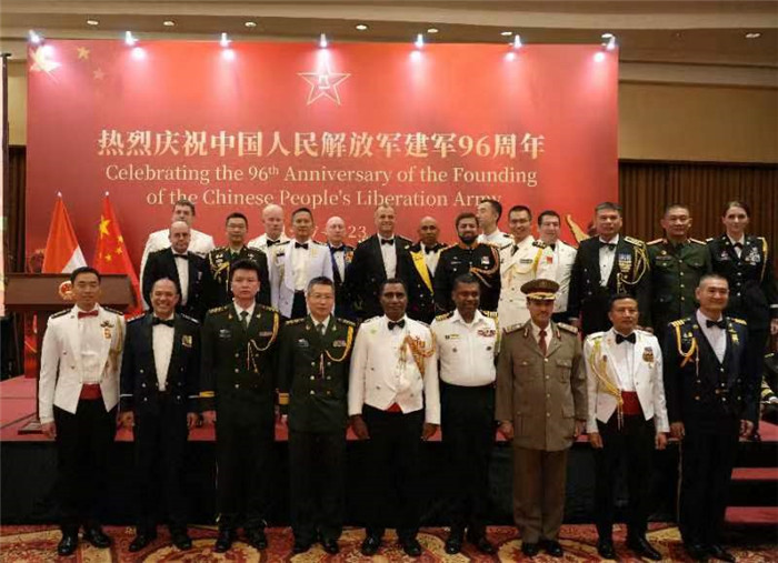 圖為徐勝武官與參加招待會(huì)的各國(guó)武官、武官處代表合影。中國(guó)駐印度尼西亞使館供圖