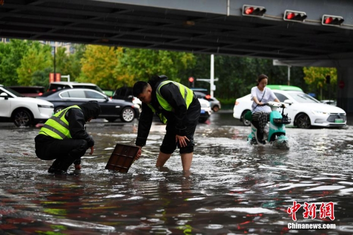 7月30日，河北省持續(xù)發(fā)布暴雨紅色預(yù)警信號(hào)。受今年第5號(hào)臺(tái)風(fēng)“杜蘇芮”殘余環(huán)流影響，7月28日以來，地處華北地區(qū)的河北省大部出現(xiàn)降雨。30日17時(shí)，該省氣象臺(tái)發(fā)布當(dāng)日第三次暴雨紅色預(yù)警信號(hào)。石家莊市城區(qū)不少區(qū)域積水嚴(yán)重，城管、環(huán)衛(wèi)、園林、市政等部門緊急出動(dòng)，聯(lián)合疏堵保暢，筑牢防汛安全屏障。圖為石家莊裕華區(qū)城管局防汛隊(duì)員對(duì)沿街收水井進(jìn)行雜物清理，以保證排水暢通。翟羽佳 攝