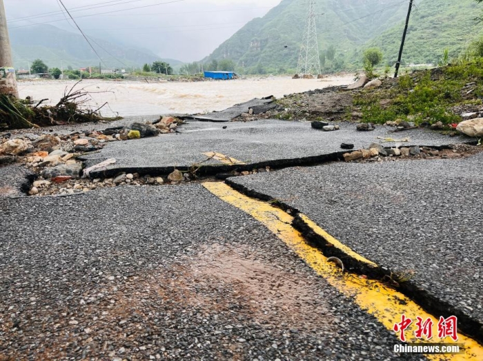 受臺風“杜蘇芮”影響，7月29日至8月1日，河北省淶水縣普降暴雨，持續(xù)強降雨和強風天氣引發(fā)洪水險情。連日來，當?shù)亟M織數(shù)千人搶險救援隊伍，集中力量加快排水、清理路面、救援拋錨車輛、搶修倒伏電線桿等工作。8月1日，方便面、飲用水、火腿腸、面包等首批調撥救災物資送抵救災一線，并于當天發(fā)放到受災群眾手中。目前，淶水縣受損交通、電力、通信等基礎設施正在加緊搶修，山區(qū)受困人員已分批轉移，各項搶險救災工作正在有序進行中。圖為淶水縣婁村鎮(zhèn)南安莊村被洪水沖毀的路面。(文/呂子豪 楊猛)李金璐 攝