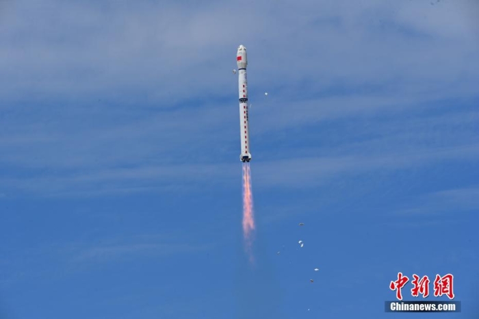 8月3日11時(shí)47分，中國(guó)在酒泉衛(wèi)星發(fā)射中心用長(zhǎng)征四號(hào)丙遙四十四運(yùn)載火箭，成功發(fā)射風(fēng)云三號(hào)06星，衛(wèi)星順利進(jìn)入預(yù)定軌道，任務(wù)取得圓滿成功。該衛(wèi)星將接替在軌超期服役的風(fēng)云三號(hào)C星，探測(cè)數(shù)據(jù)主要用于天氣預(yù)報(bào)、大氣化學(xué)和氣候變化監(jiān)測(cè)業(yè)務(wù)及研究。汪江波 攝