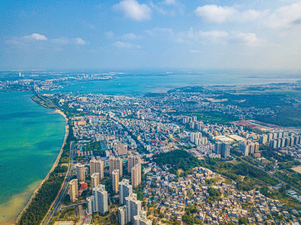 這是海南自貿港重點園區(qū)——洋浦經濟開發(fā)區(qū)所在的環(huán)新英灣地區(qū)（無人機照片，2023年2月26日攝）。新華社記者 蒲曉旭 攝