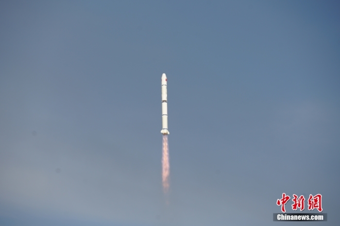 北京時(shí)間2023年8月9日6時(shí)53分，我國(guó)在太原衛(wèi)星發(fā)射中心使用長(zhǎng)征二號(hào)丙運(yùn)載火箭，成功將環(huán)境減災(zāi)二號(hào)06星發(fā)射升空，衛(wèi)星順利送入預(yù)定軌道，發(fā)射任務(wù)獲得圓滿成功。此次任務(wù)是長(zhǎng)征系列運(yùn)載火箭第482次飛行。馮陽(yáng) 攝