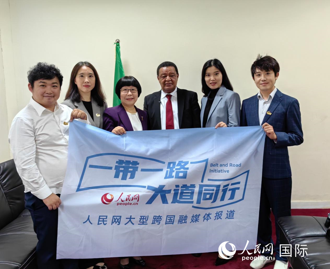 穆拉圖·特肖梅與人民網(wǎng)記者合影。