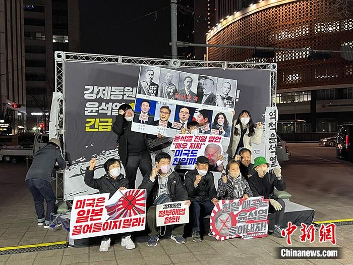 資料圖：韓國公民團(tuán)體聯(lián)盟在首爾廣場舉行燭光守夜活動(dòng)。