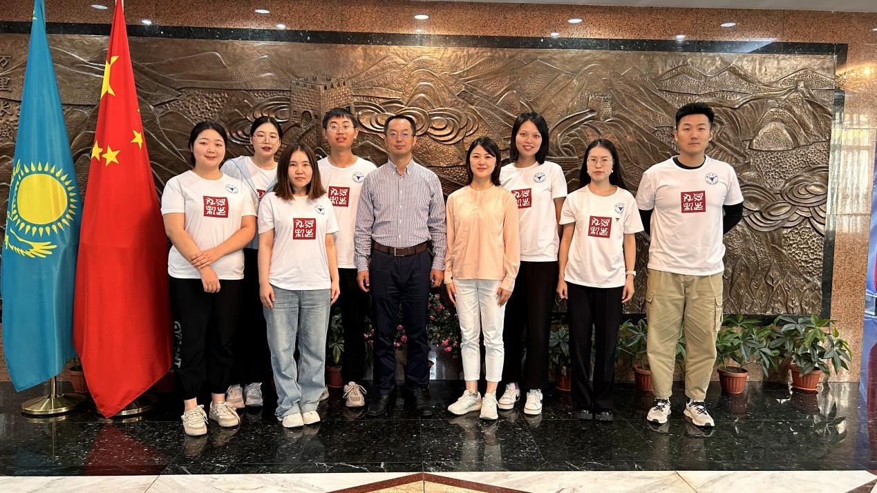 浙江大學(xué)實(shí)踐團(tuán)拜訪中國(guó)駐阿拉木圖總領(lǐng)館。浙江大學(xué)供圖