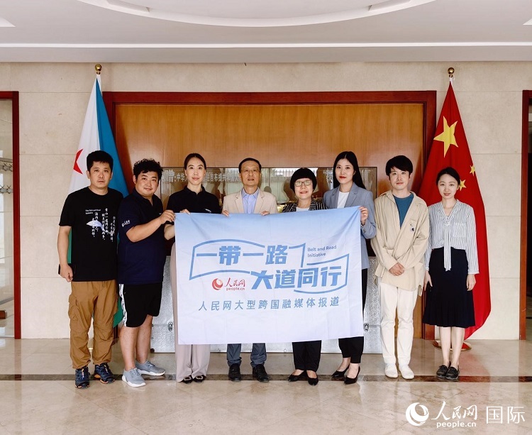 胡斌大使（左四）、使館工作人員與人民網(wǎng)記者合影。