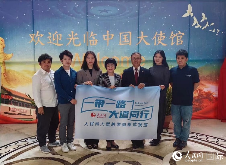 崔建春大使（右三）與人民網(wǎng)記者合影。