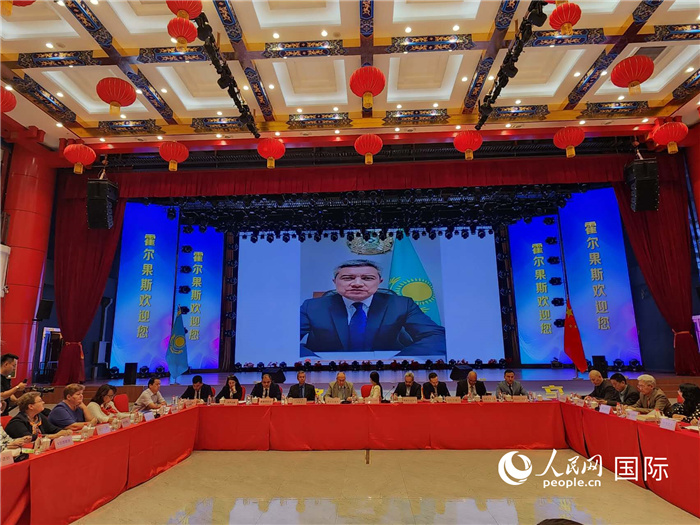 哈外交部駐阿拉木圖副代表拉伊莫夫視頻致辭。人民網(wǎng)記者 李強(qiáng)攝