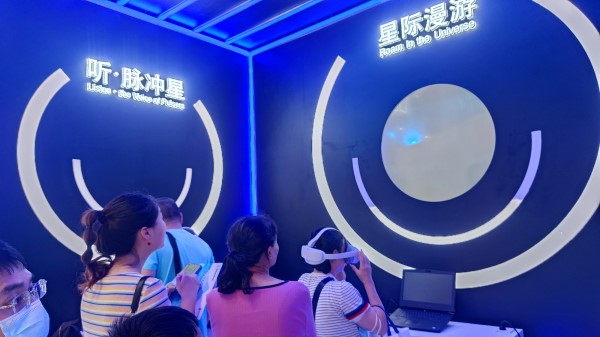 9月2日，貴州展館里觀眾排隊(duì)體驗(yàn)VR。受訪者供圖