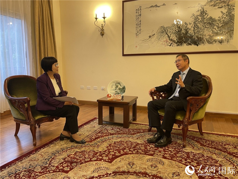 胡長春大使接受人民網(wǎng)記者唐維紅采訪。人民網(wǎng)記者 趙艷紅攝