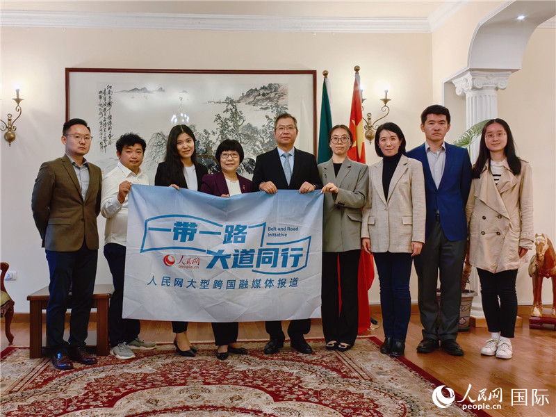 胡長春大使、駐非盟使團工作人員與人民網(wǎng)記者合影。