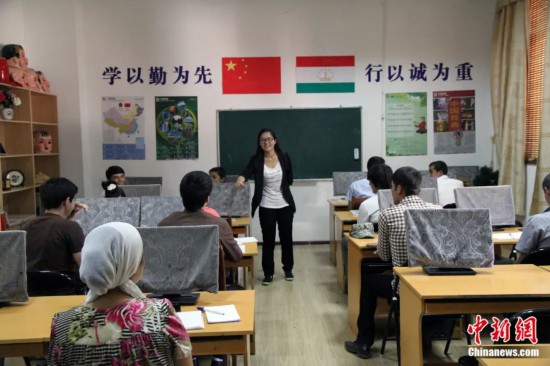2014年，塔吉克斯坦國立民族大學的孔子學院內(nèi)，教師正在為塔吉克斯坦學生授課。田冰 攝