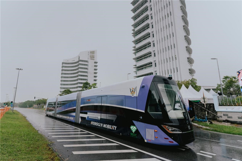 9月6日下午，由中車株洲所自主研發(fā)制造的全球首輛氫能源智軌電車正式亮相馬來(lái)西亞砂拉越州古晉市。中車株洲所供圖