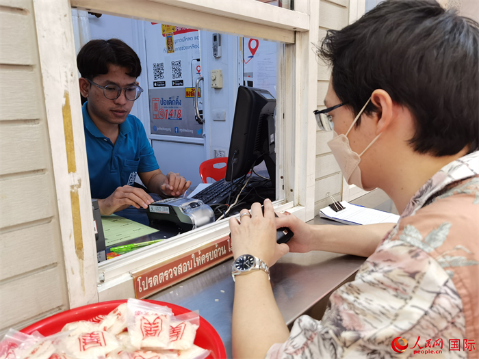 市民在活動(dòng)現(xiàn)場(chǎng)捐贈(zèng)善款。人民網(wǎng)記者 白元琪攝