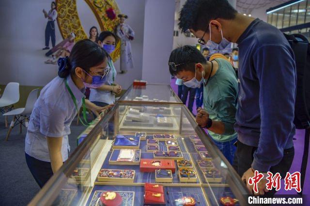 資料圖：民眾選購(gòu)金飾品。駱云飛 攝