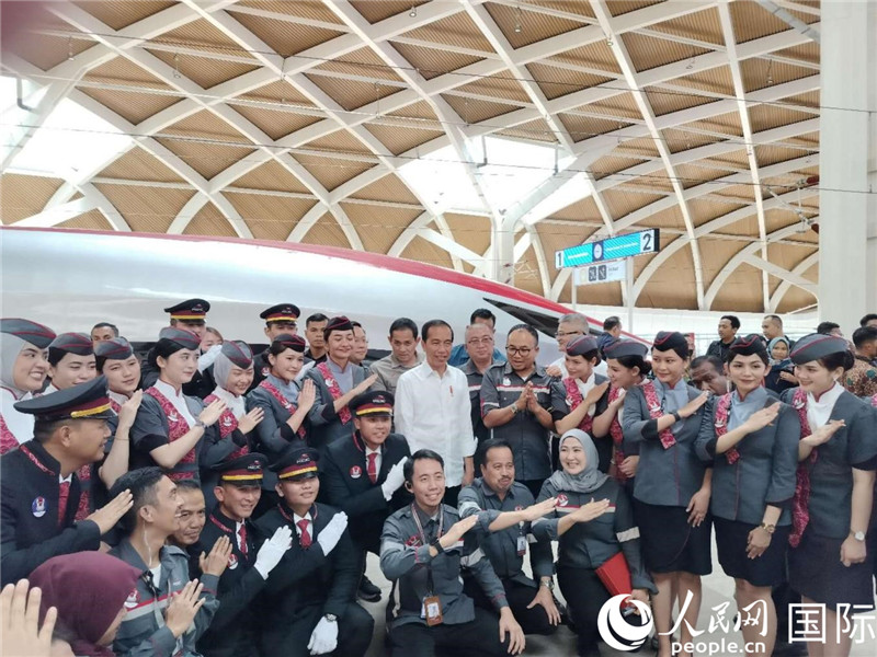 印尼總統(tǒng)佐科與雅萬高鐵乘務員及中印尼嘉賓合影。人民網(wǎng)記者 李培松攝