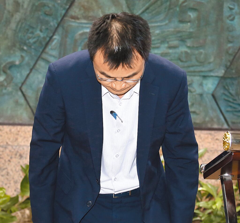 臺(tái)農(nóng)業(yè)部門(mén)負(fù)責(zé)人陳吉仲19日傍晚舉行記者會(huì)說(shuō)明項(xiàng)目進(jìn)口雞蛋議題，當(dāng)日晚間8點(diǎn)在臉書(shū)上宣布辭職。 圖片來(lái)源：臺(tái)灣“中時(shí)新聞網(wǎng)”