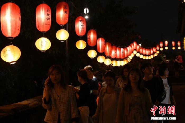 圖為游客夜游山城巷感受山城獨(dú)特魅力。<a target='_blank' href='/' ><p  align=