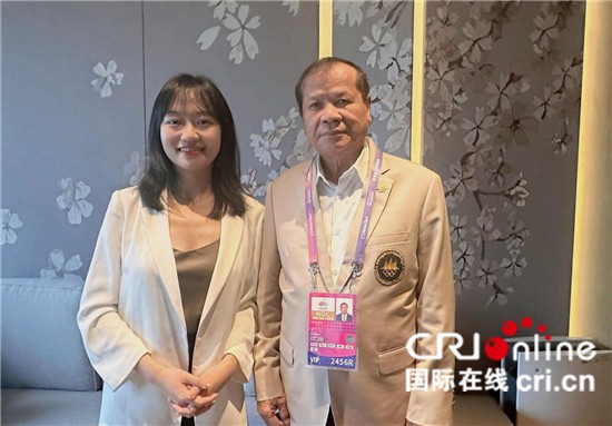 　　△柬埔寨國家奧委會主席、柬埔寨亞運代表團團長唐坤（右）接受記者采訪
