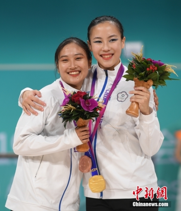10月7日，杭州第19屆亞運(yùn)會(huì)輪滑項(xiàng)目女子花樣輪滑單人滑長(zhǎng)節(jié)目決賽在錢塘輪滑中心舉行。結(jié)合短節(jié)目決賽成績(jī)，中國(guó)臺(tái)北選手洪筱晴(左)以94.38分的總成績(jī)奪得女子花樣輪滑單人滑冠軍，中國(guó)臺(tái)北選手張致如(右)獲得季軍。<a target='_blank' href='/'><p  align=