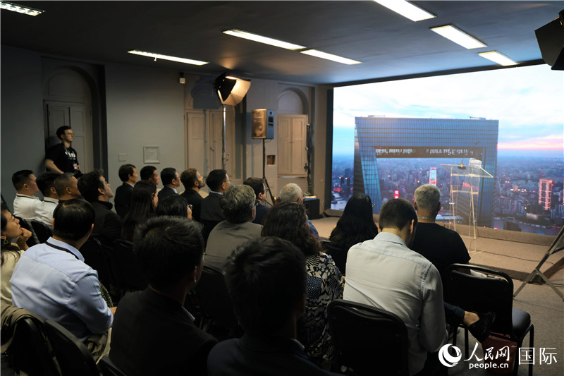 與會嘉賓在現場觀看“中國影視作品展播季”活動宣傳片。人民網記者 時元皓攝