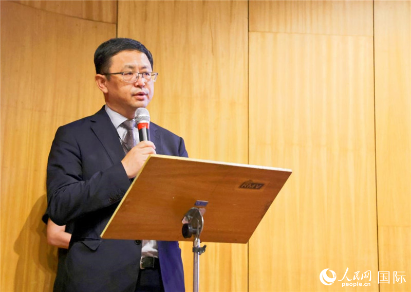 中國駐里約熱內(nèi)盧總領(lǐng)事館商務(wù)參贊徐元?jiǎng)侔l(fā)表致辭。人民網(wǎng)記者 陳海琪攝