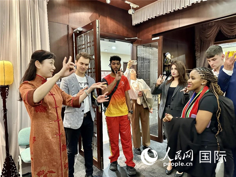 國際民間人士代表團(tuán)參觀古北市民中心昆曲教室。人民網(wǎng)記者 周雨攝