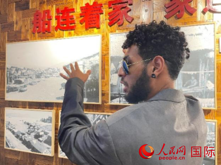 巴布亞新幾內亞乒乓球國家隊隊員羅伊在福建省寧德市下歧村參觀。人民網記者 張榮攝