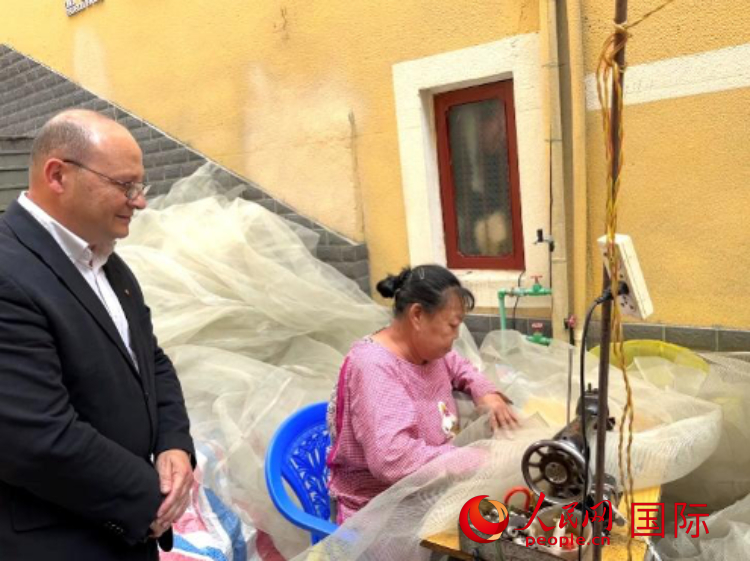 馬耳他瑪格麗特中學“中國角”教師馬丁·阿佐帕迪在福建省寧德市下歧村參觀。人民網記者 周雨攝