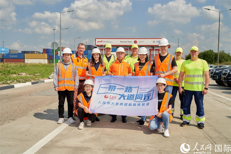 人民網(wǎng)記者在莫斯科別雷拉斯特物流中心采訪。